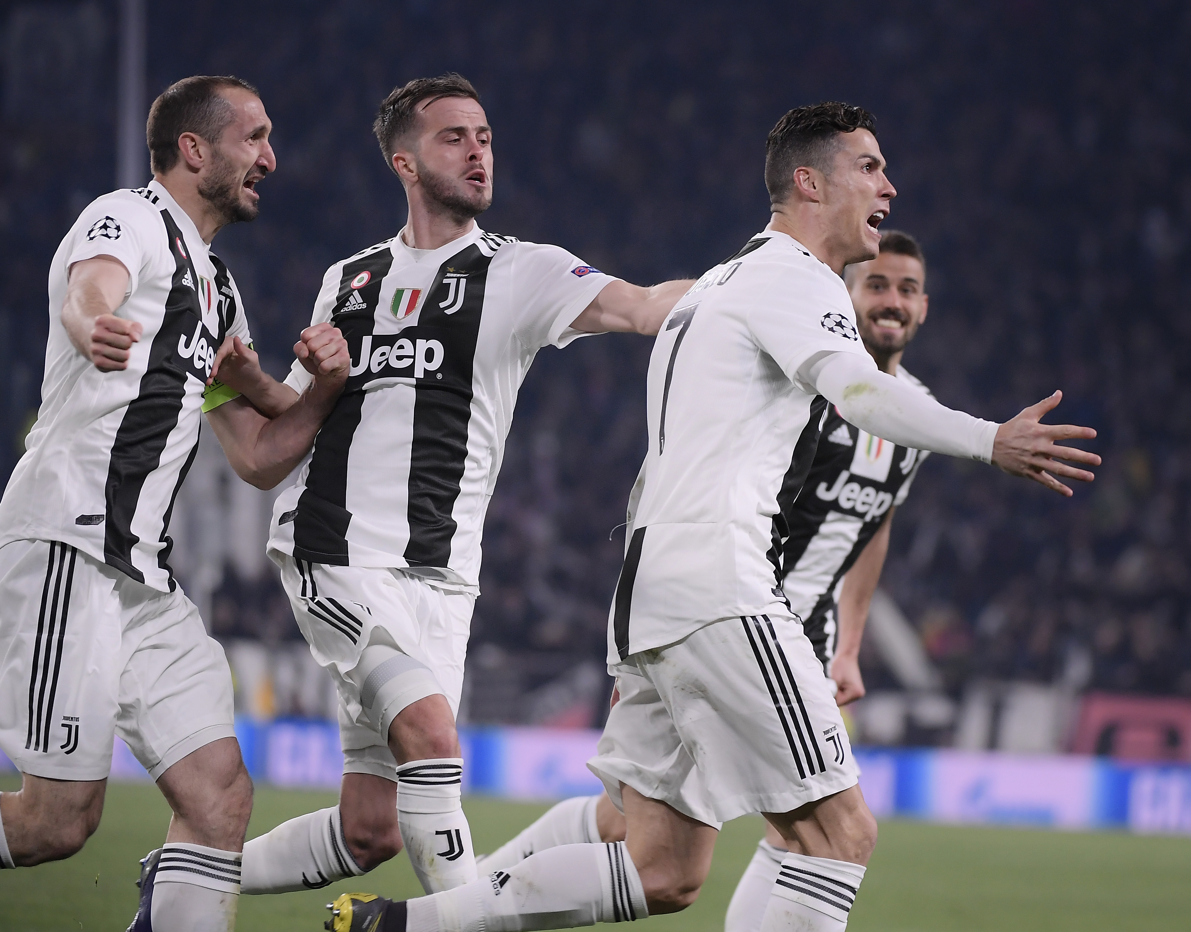 胜同曦更衣室！邱彪克里斯通道迎接全队