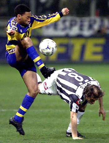 23胜12负却一打强队就崩？湖人再次惨败马刺，攻防短板已被摸透